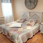 Une Chambre En Ville